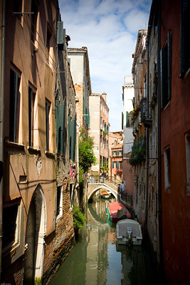 Narrow passage of Venice